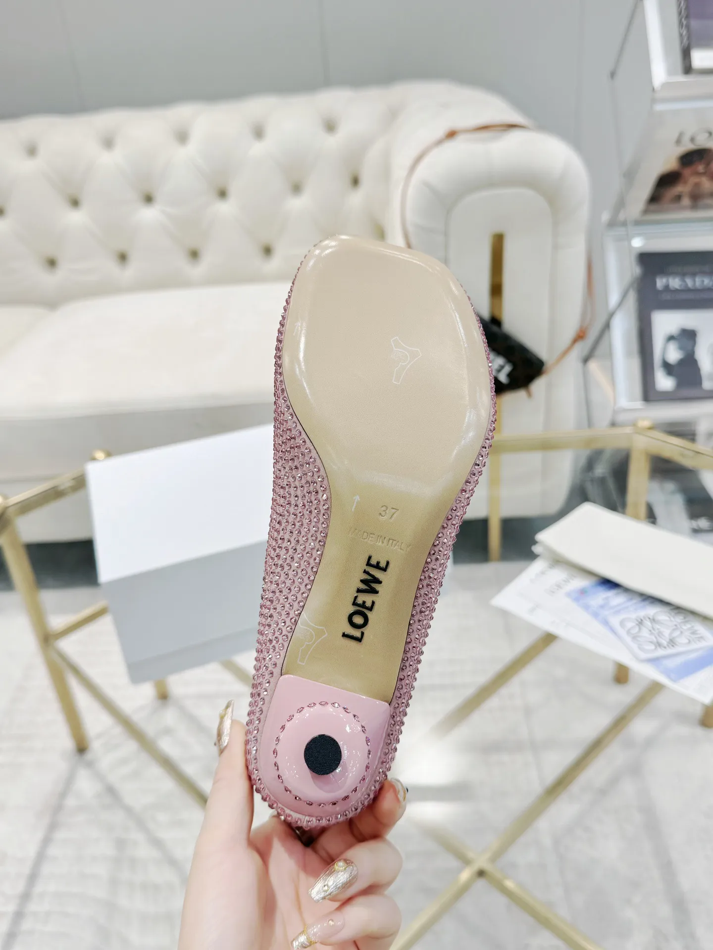 👟👟Ex-factory price 660👟👟 LOEWE‼ ️ New arrival‼ ️Imported genuine leather sole Loewe 2024/aw early spring latest T stage colored diamond series catwalk style 😘😘😘 Upper: imported silk cloth lining: imported water-dyed sheepskin outsole: original molded injection molded leather outsole Heel: original molded 1:1 Heel height: 5.5cm Size: 35-39 (40/41/42/43 custom-made, non-refundable)